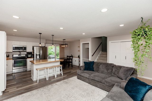 614 SE 8th Street, Ankeny, IA 50021