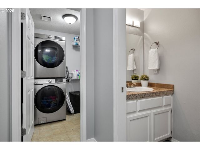 21267 Nw CANNES Dr, Portland, OR 97229