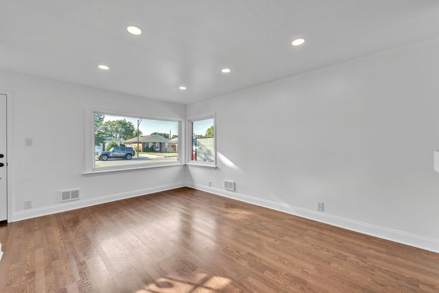 7817 S Kenton Avenue, Chicago, IL 60652