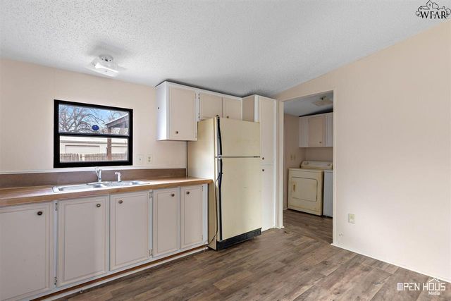 205 W 1ST STREET, Burkburnett, TX 76354