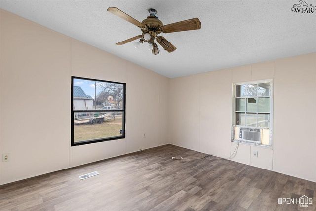 205 W 1ST STREET, Burkburnett, TX 76354