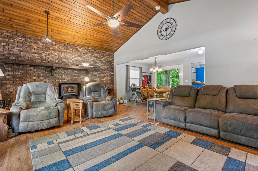 3232 W Fitzsimmons ROAD, Franklin, WI 53132