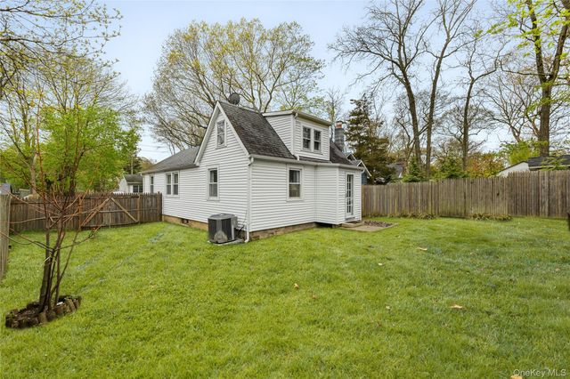 14 7th Street, Wading River, NY 11792