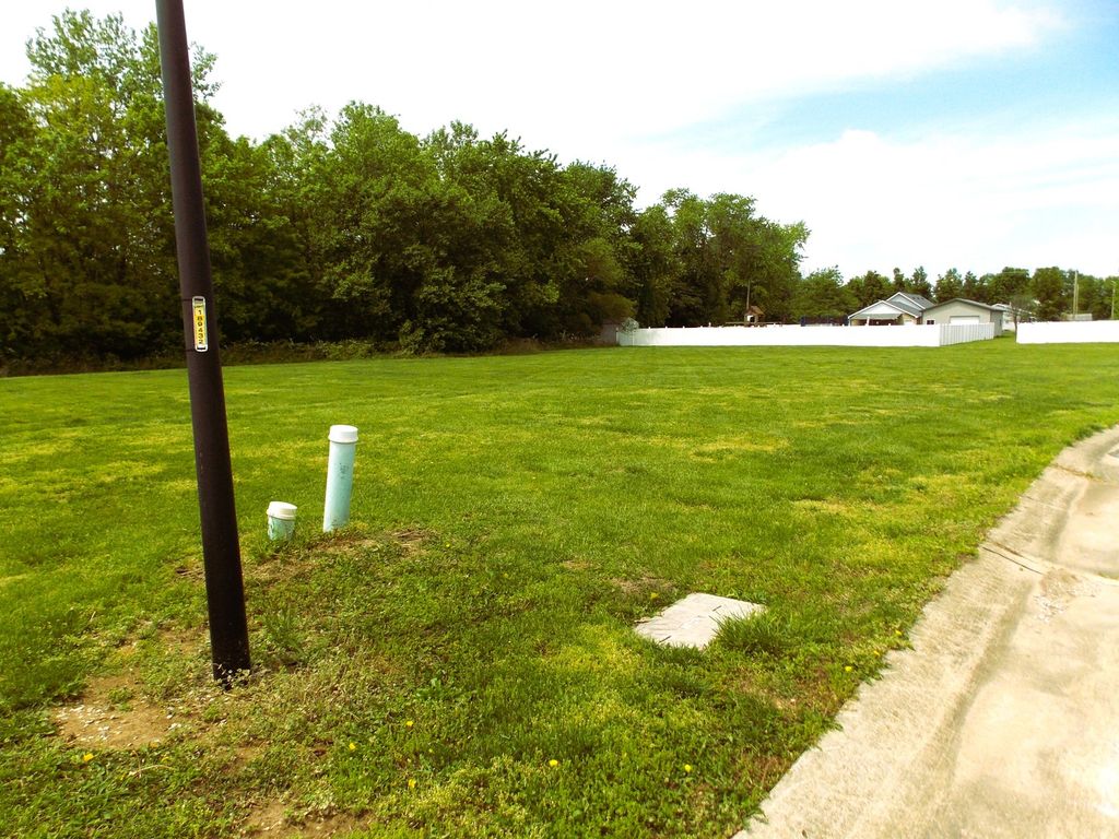 Image 1 of property listing at 53 Pine Hurst Place, Centralia, IL 62801