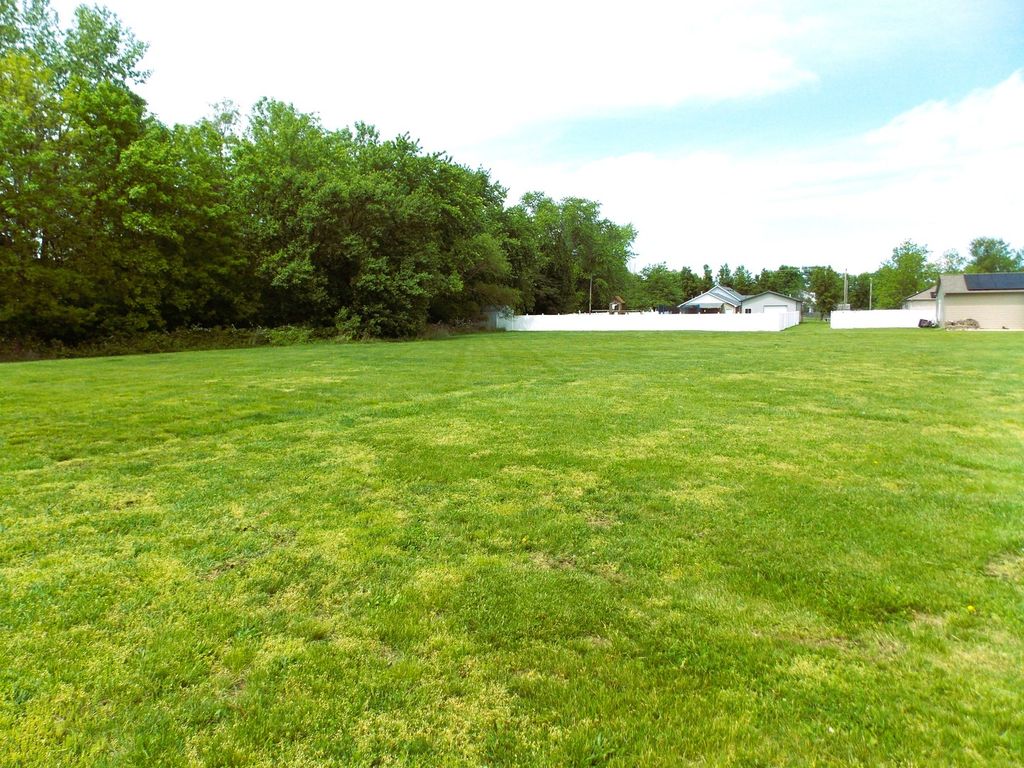 Image 2 of property listing at 53 Pine Hurst Place, Centralia, IL 62801