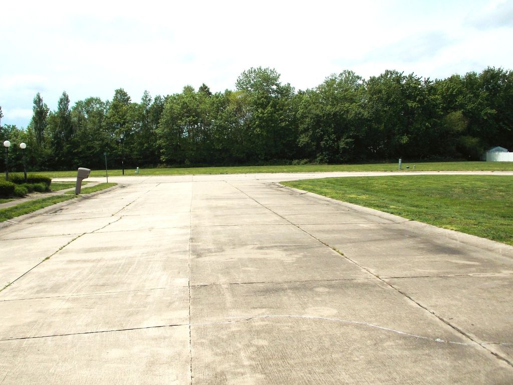 Image 3 of property listing at 53 Pine Hurst Place, Centralia, IL 62801