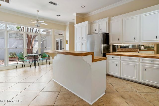1038 Whitsett Walk, Jackson, MS 39206