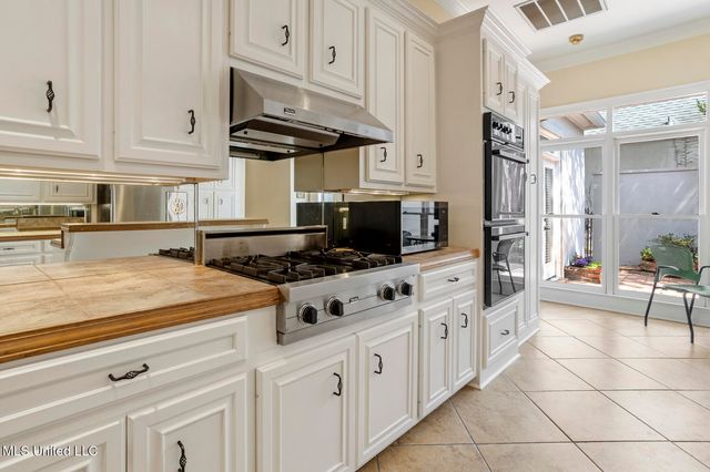 1038 Whitsett Walk, Jackson, MS 39206