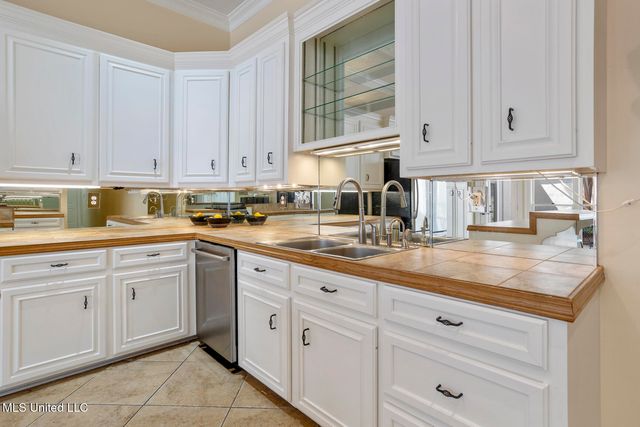 1038 Whitsett Walk, Jackson, MS 39206