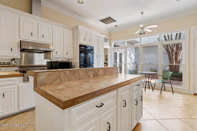 1038 Whitsett Walk, Jackson, MS 39206