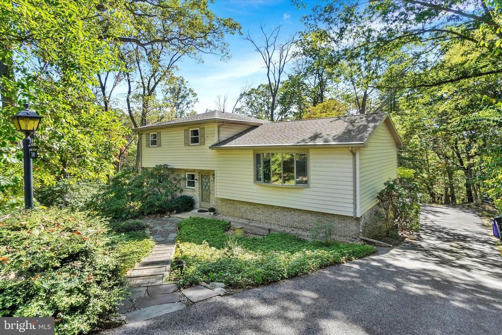 300 HOLYOKE DR, York, PA 17402