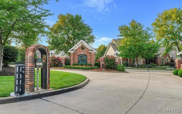 9 Picardy Hill Drive, Chesterfield, MO 63017