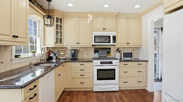 94 Fairview Avenue, Bayport, NY 11705