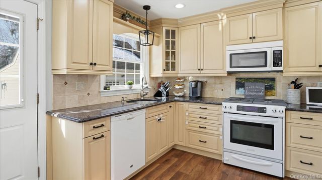 94 Fairview Avenue, Bayport, NY 11705