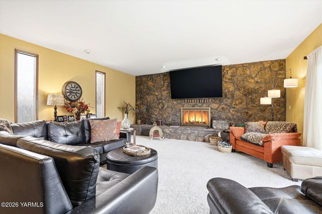 212 S 46th Ave, Yakima, WA 98908