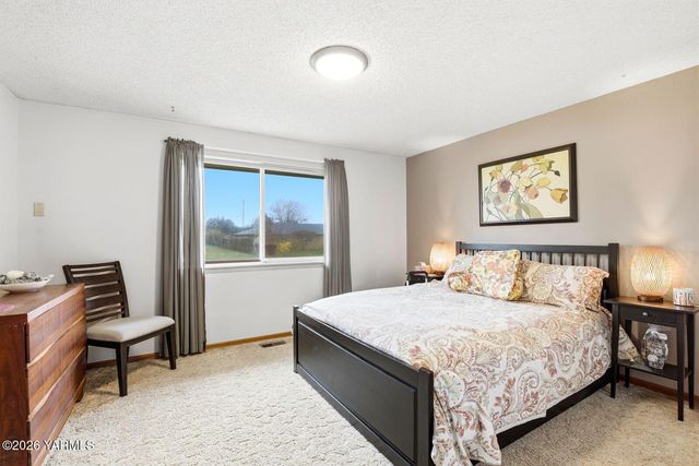 212 S 46th Ave, Yakima, WA 98908