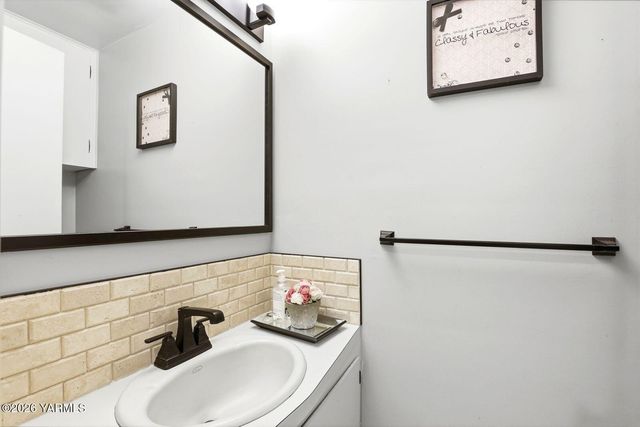 212 S 46th Ave, Yakima, WA 98908