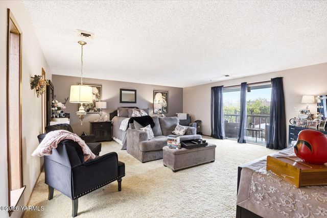 212 S 46th Ave, Yakima, WA 98908