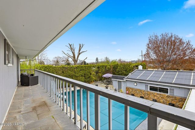 212 S 46th Ave, Yakima, WA 98908