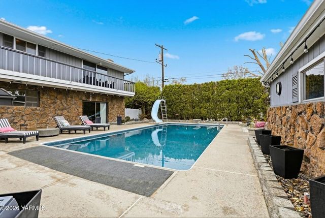 212 S 46th Ave, Yakima, WA 98908