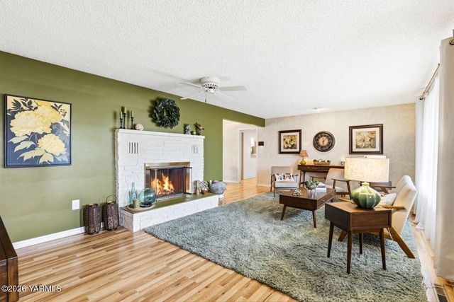 212 S 46th Ave, Yakima, WA 98908