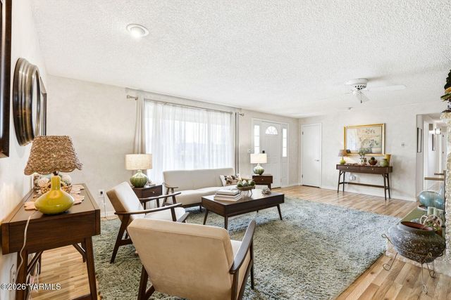 212 S 46th Ave, Yakima, WA 98908