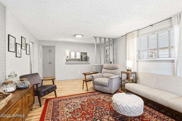 212 S 46th Ave, Yakima, WA 98908