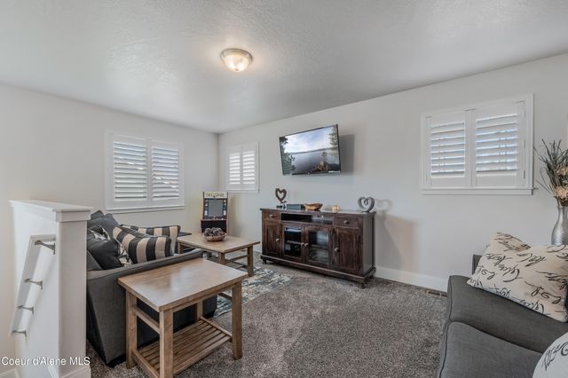 11322 N EMERALD DR, Hayden, ID 83835