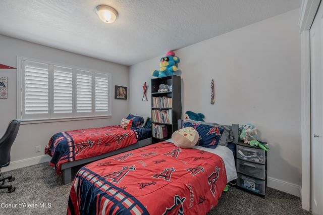 11322 N EMERALD DR, Hayden, ID 83835