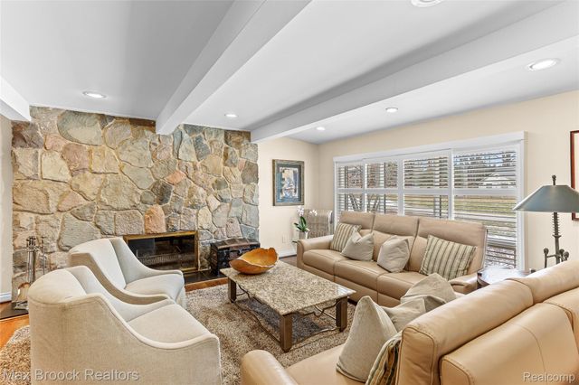 25933 Hersheyvale Drive, Franklin Village, MI 48025