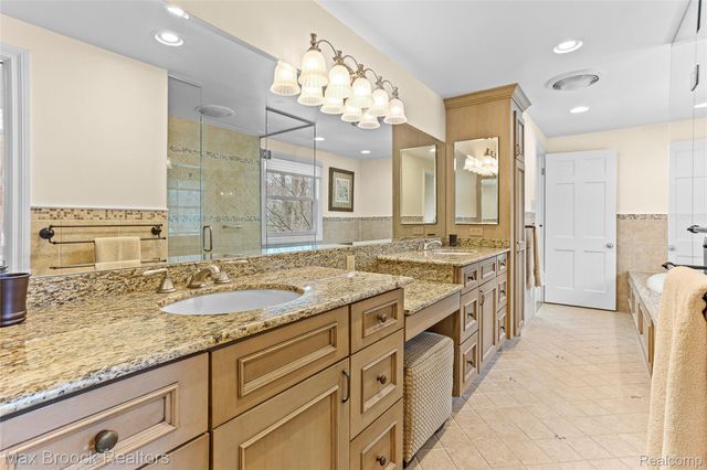 25933 Hersheyvale Drive, Franklin Village, MI 48025