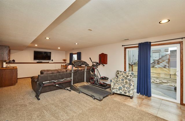 1011 Rolling Hills Court, Norwalk, IA 50211