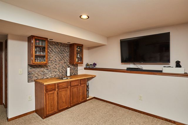 1011 Rolling Hills Court, Norwalk, IA 50211