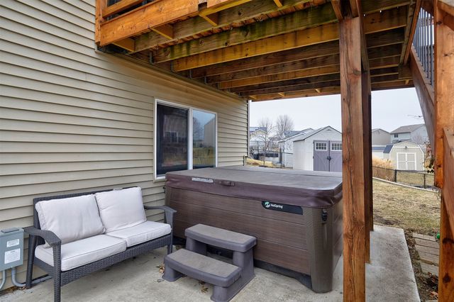 1011 Rolling Hills Court, Norwalk, IA 50211