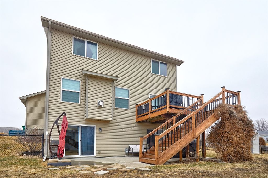 1011 Rolling Hills Court, Norwalk, IA 50211