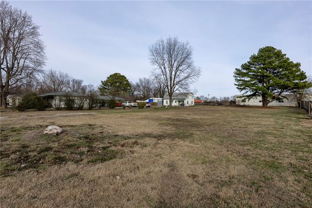 2605 N 2nd Street, Rogers, AR 72756