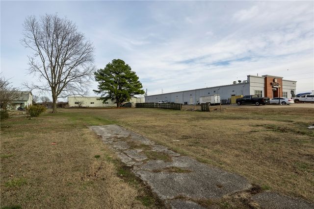 2605 N 2nd Street, Rogers, AR 72756