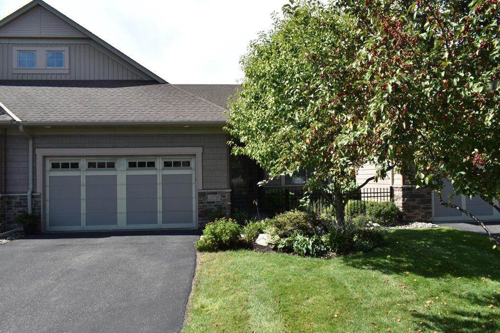 10726 Lyndale Bluffs Trail, Bloomington, MN 55420 — photo 2