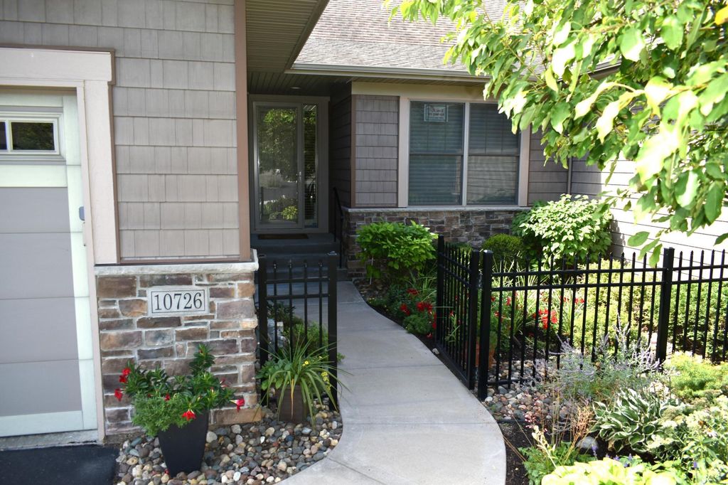 10726 Lyndale Bluffs Trail, Bloomington, MN 55420 — photo 3