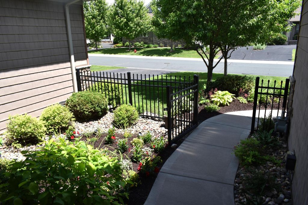 10726 Lyndale Bluffs Trail, Bloomington, MN 55420 — photo 4
