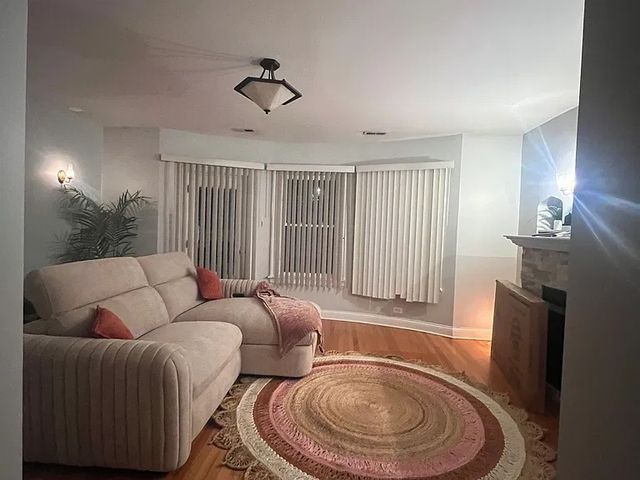5726 N Mozart Street 2B, Chicago, IL 60659