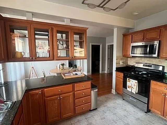5726 N Mozart Street 2B, Chicago, IL 60659