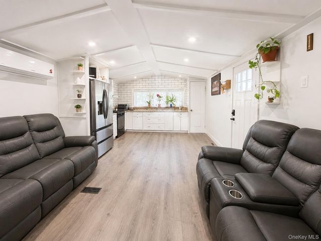 105 oak view Highway 20, East Hampton, NY 11937