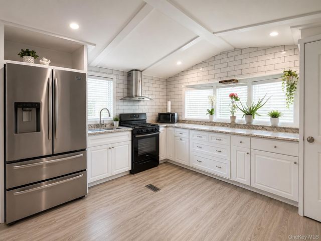 105 oak view Highway 20, East Hampton, NY 11937