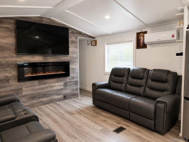 105 oak view Highway 20, East Hampton, NY 11937
