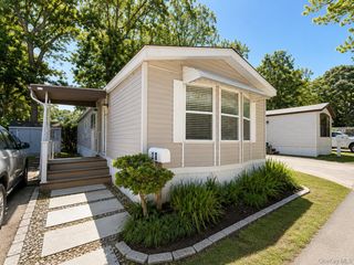 105 oak view Highway 20, East Hampton, NY 11937
