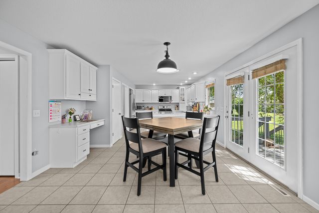 1198 Bridgeview Place, Le Claire, IA 52753