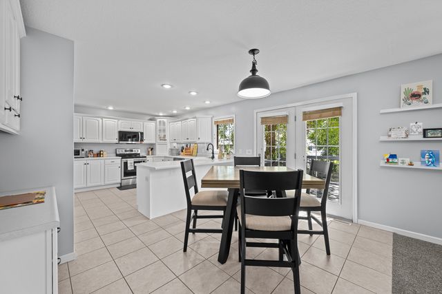 1198 Bridgeview Place, Le Claire, IA 52753