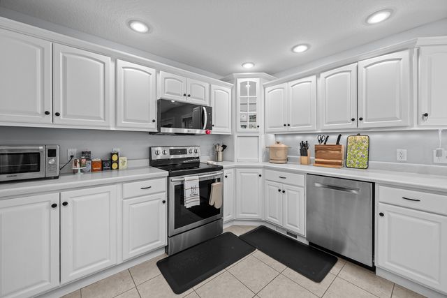 1198 Bridgeview Place, Le Claire, IA 52753