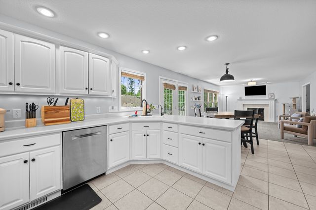 1198 Bridgeview Place, Le Claire, IA 52753